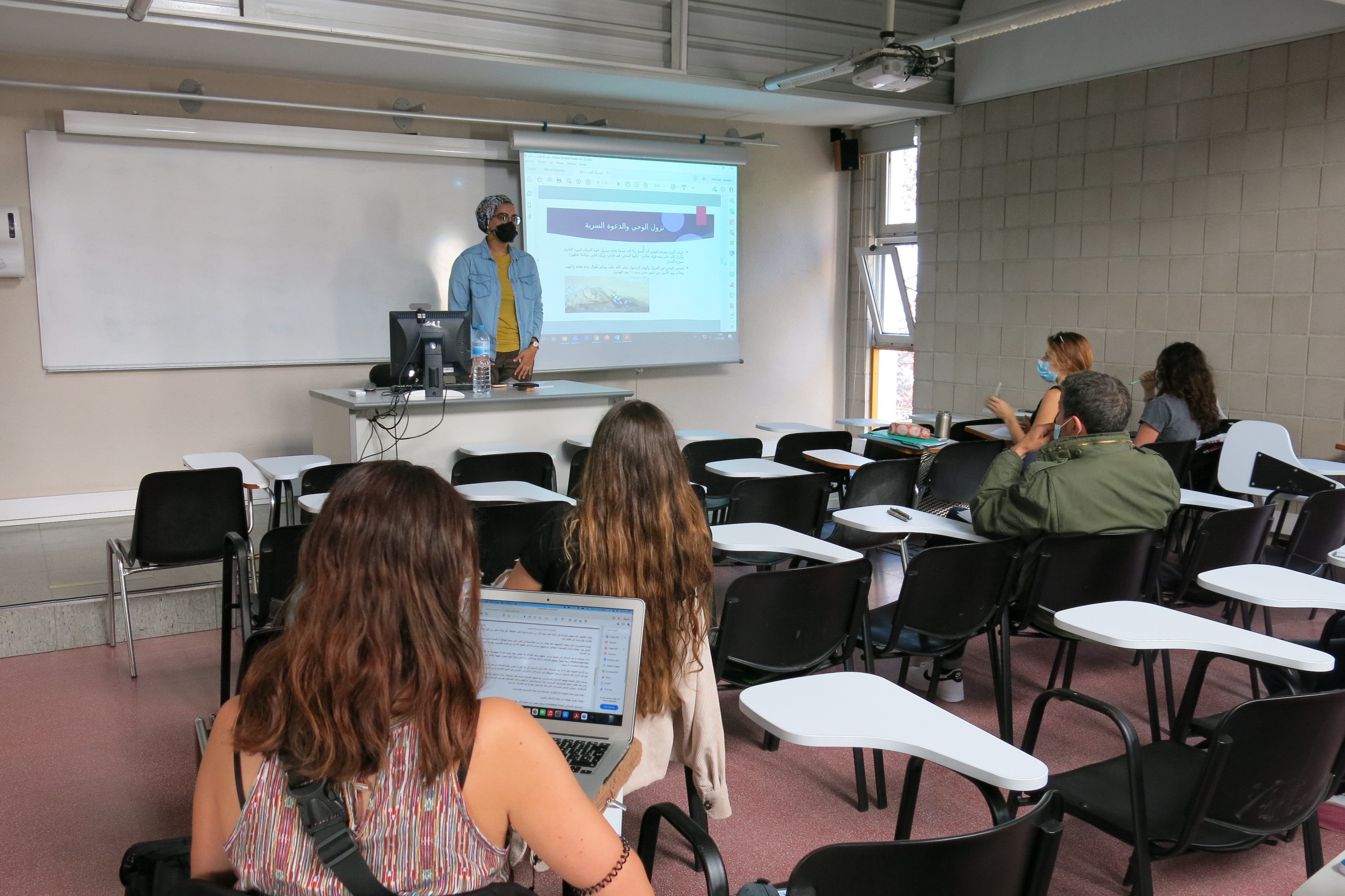 Professora del MEAC impartint classe